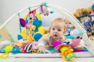 Mata edukacyjna dla niemowlaka – kiedy zacząć używać i jak wybrać najlepszą?